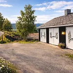 Sjarmerende Tommerhytte Pa Gardstun Lägenhet