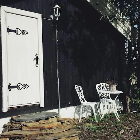 Sjarmerende Tommerhytte Pa Gardstun Baukal