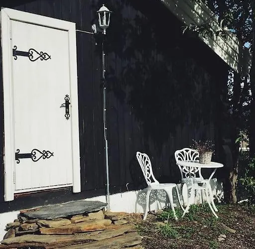 Sjarmerende Tommerhytte Pa Gardstun Baukal