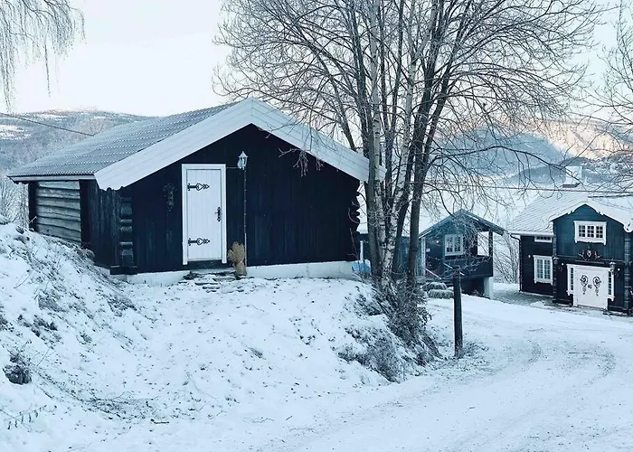 Sjarmerende Tommerhytte Pa Gardstun Baukal